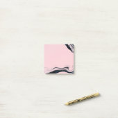 Rosa und schwarzer Spritzer Post-it Klebezettel (Auf Schreibtisch)