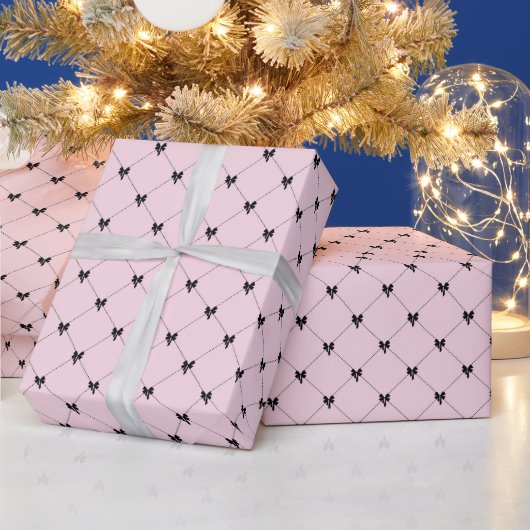 Rosa und schwarzes Geschenkverpackungspapier mit S Geschenkpapier (Feiertage)