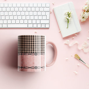 Rosa und schwarzes kariertes Kaffeetasse
