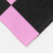 Rosa und schwarzes kariertes Quadratmuster Fleecedecke (Ecke)