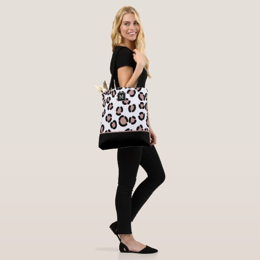Rosa und schwarzes Leopardenmuster mit Monogramm-T Tasche (Am Model)