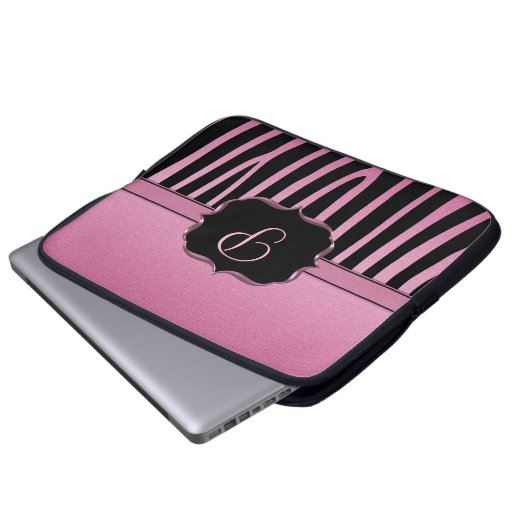 Rosa und schwarzes Zebra-Monogramm Laptopschutzhülle (Vorne Knopf)