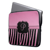 Rosa und schwarzes Zebra-Monogramm Laptopschutzhülle (Vorderseite Links)