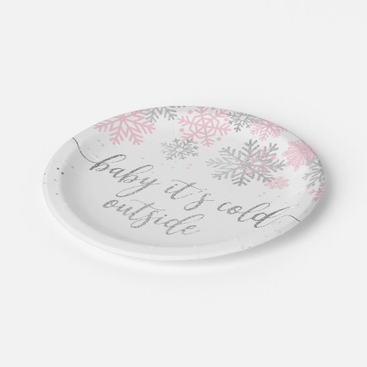 Rosa und Silber Baby Es ist kalt draußen im Winter Pappteller (Schrägansicht)