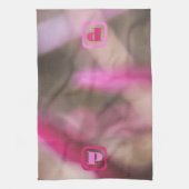 Rosa und Taupe Camouflage Abstrakt Chic Mit Monogr Geschirrtuch (Vertikal)