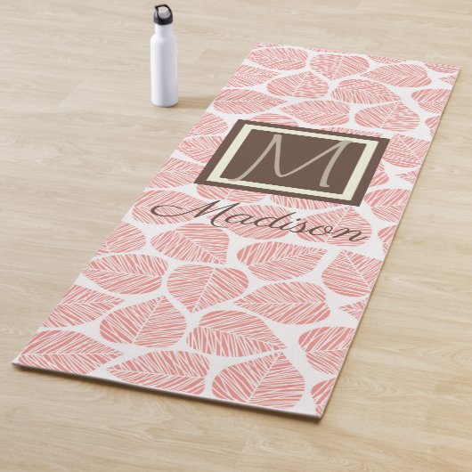 Rosa und Taupe Leaf Natural Trendy Monogram Yogamatte (Beispiel)