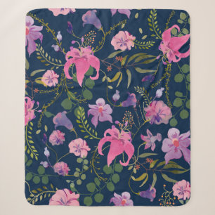 Rosa und violette Blume mit grünen Blätter auf der Sherpadecke