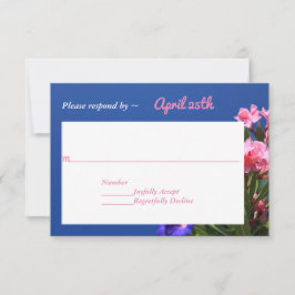 Rosa und violette Blumen auf Blue Country Wedding  RSVP Karte