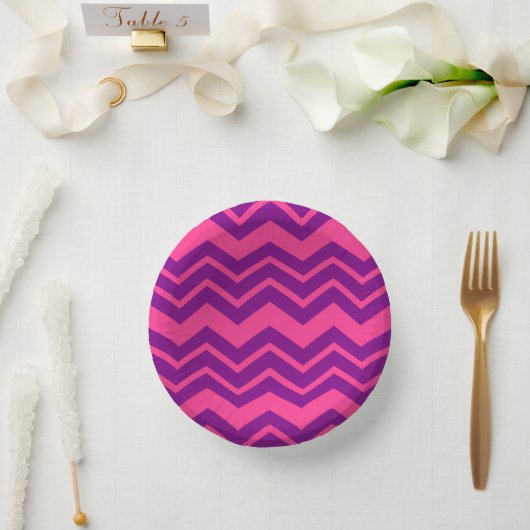 Rosa und violettes Chevron-Musterdesign Pappteller (Hochzeit)
