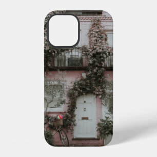 ROSA UND WEISS GESTRICHENES HAUS BEWACHSEN MIT PFL iPhone 12 HÜLLE