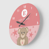 Rosa und weiß mit niedlichen Teddy-Stars Babyname Große Wanduhr (Winkel)