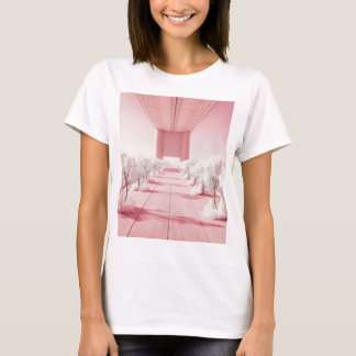 Rosa und weiß und ein Gebäude T-Shirt