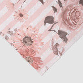 Rosa und weiße Blume auf gestrichener Decke Seidenpapier (Detail)