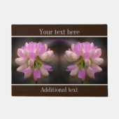 Rosa und weiße Blume Nah Personalisiert Fußmatte (Vorderseite)