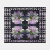 Rosa und weiße Blume Nahes Up-Muster Fleecedecke (Vorderseite (Horizontal))