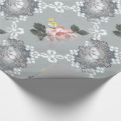 Rosa und weiße Blume über grauem Hintergrund Geschenkpapier (Ecke)