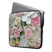 Rosa und weiße Blütenblätter Laptopschutzhülle (Vorderseite Links)