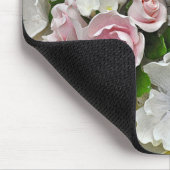 Rosa und weiße Blütenblätter Mousepad (Ecke)
