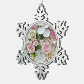 Rosa und weiße Blütenblätter Schneeflocken Zinn-Ornament (Rechts)