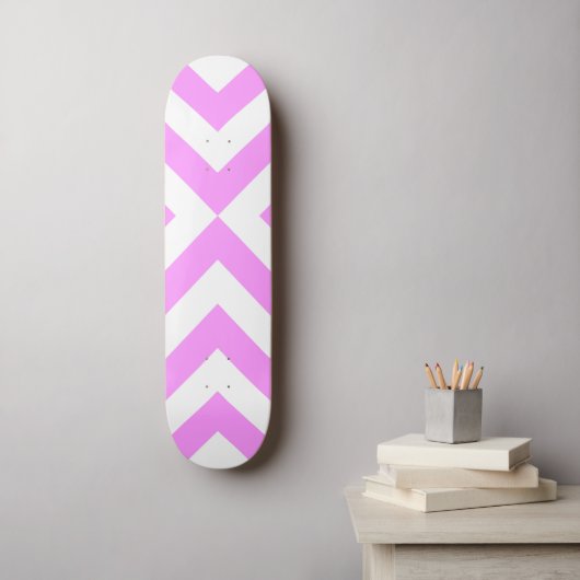 Rosa und weiße Chevronen Skateboard (Wandkunst)