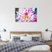 Rosa und weiße Dahlia Leinwanddruck (Insitu (Schlafzimmer))