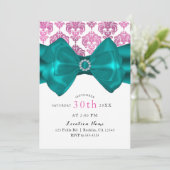 Rosa und weiße Damaske Aquamarin Bow Glam Sweet 16 Einladung (Stehend Vorderseite)