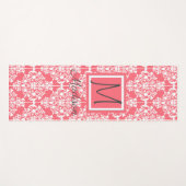 Rosa und weiße Damaske Trendy Monogram Yogamatte (Vorderseite (Horizontal))