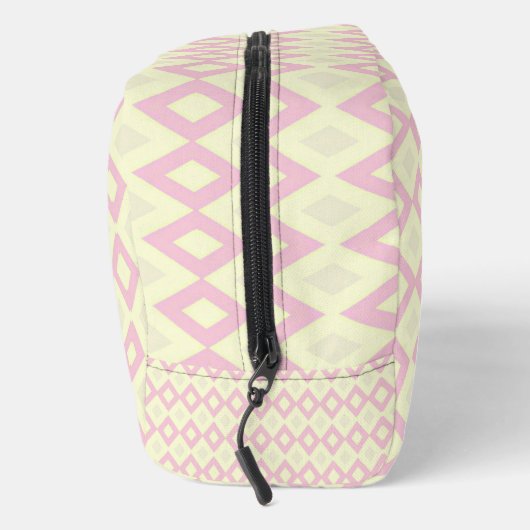 rosa und weiße Diamantformen auf Waschbeutel (Rechts)