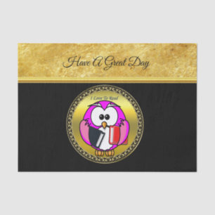 Rosa und weiße Eule halten Schulbücher zum Lesen Seidenpapier