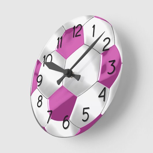 Rosa und weiße Fußball Runde Wanduhr (Winkel)