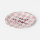 Rosa und Weiße Gingham Monogram Birthday Pappteller (Schrägansicht)