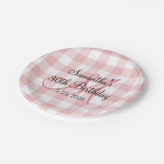 Rosa und Weiße Gingham Monogram Birthday Pappteller (Schrägansicht)