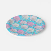 Rosa und weiße Muscheln auf Türkis Pappteller (Schrägansicht)