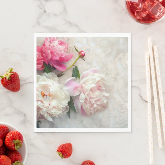 Rosa und weiße Pfannkuchen mit spitzenfarbenem Hin Serviette (Beispiel)