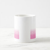 Rosa und weiße Pfeifen mit Zeitungspapier-Hintergr Kaffeetasse (Mittel)