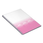 Rosa und weiße Pfeifen mit Zeitungspapier-Hintergr Notizblock (Rechte Seite)