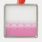 Rosa und weiße Pfeifen mit Zeitungspapier-Hintergr Silbernes Ornament (Vorne)