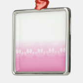 Rosa und weiße Pfeifen mit Zeitungspapier-Hintergr Silbernes Ornament (Links)