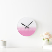 Rosa und weiße Pflaster mit Newsprint Runde Wanduhr (Zuhause)