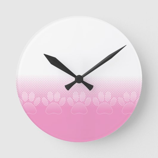 Rosa und weiße Pflaster mit Newsprint Runde Wanduhr (Vorderseite)