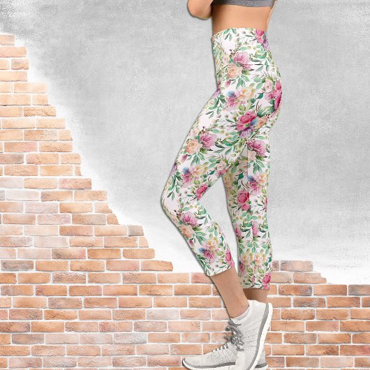 Rosa und weiße Rose Bouquet auf Weiß Capri Leggings