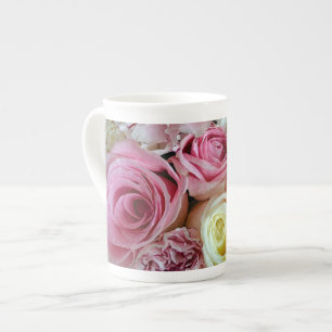 Rosa und weiße Rosenblätter drucken Porzellantasse