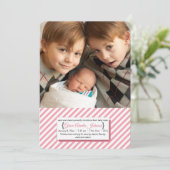 Rosa und weiße Streifen Foto Geburtsankündigung Ankündigung (Stehend Vorderseite)