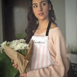 Rosa und weiße Streifen mit Namen Schürze<br><div class="desc">Eine personalisierte Schürze ist ein wunderbares Geschenk für Freunde oder Familie. Dieses Design hat vertikale,  pastellrosa und weiße Streifen und eine Textvorlage,  die Ihren gewünschten Namen oder anderen Text beschreibt. Es ist in einer Vielzahl beliebter Farben erhältlich.</div>