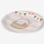 Rosa und weiße Streifen Osterhase im Korb Pappteller (Schrägansicht)