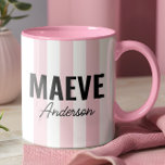 Rosa und weiße Streifen personalisiert, modern und Tasse<br><div class="desc">Moderne minimale Typografie mädchenhaft rosa und weiße Streifen elegante personalisierte Geschenk Tasse Design.</div>