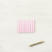 Rosa und weiße Streifen Post-it Klebezettel (Auf Schreibtisch)