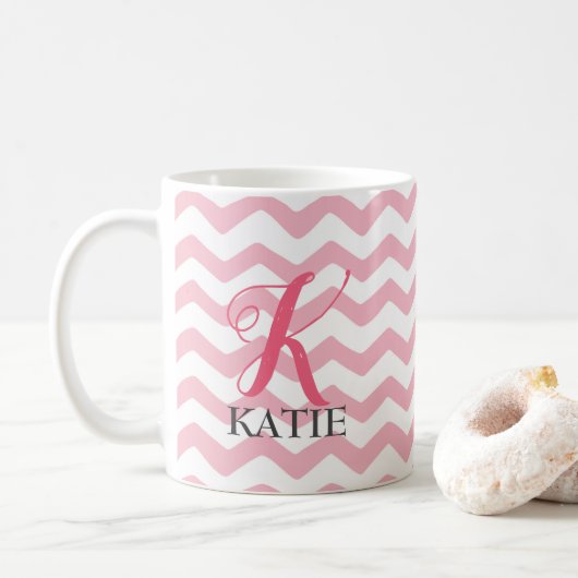 Rosa und weiße Zickzack Monogramm-Tasse Kaffeetasse (Mit Donut)