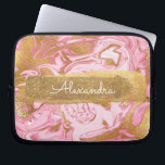 Rosa und weißer Marmor mit Goldfolie und Glitzer Laptopschutzhülle<br><div class="desc">Rosa und weiße Marmor mit goldenem Foil und Glitzer Elegante Monogramm Name Sieb. Diese Hülle kann auf Ihren Vornamen angepasst werden.</div>