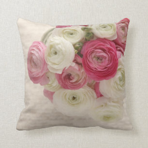 Rosa und weißer Ranunculus auf Skript Kissen